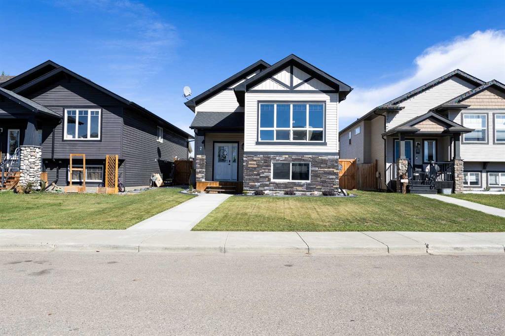 Picture of 7 Richfield Crescent , Sylvan Lake Real Estate Listing