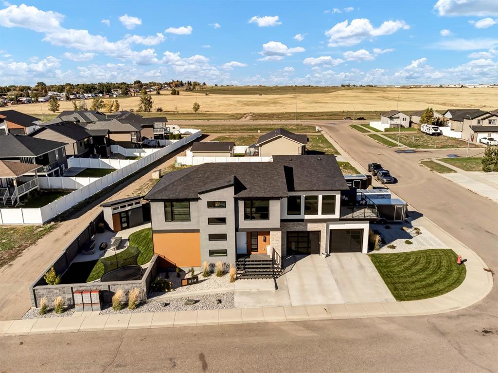 Picture of 934 Memorial Drive SE, Redcliff Real Estate Listing