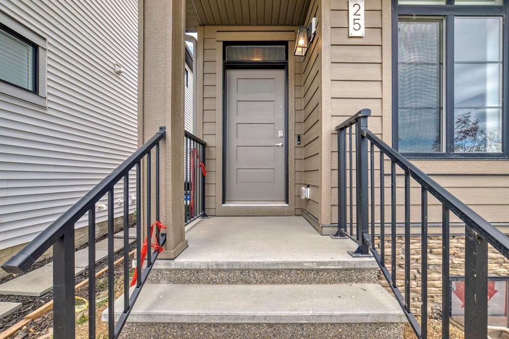 Picture of 25 Silverton Glen Way SW, Calgary Real Estate Listing