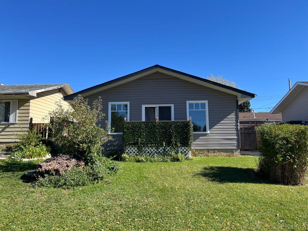 Picture of 199 Penmeadows Close SE, Calgary Real Estate Listing