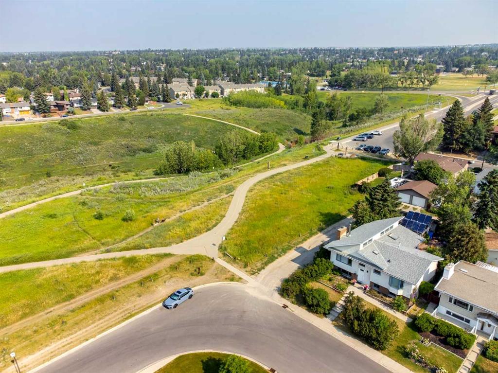 Picture of 7063 Silverview Drive NW, Calgary Real Estate Listing