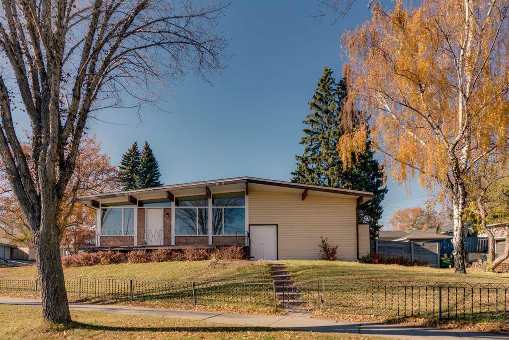 Picture of 3903 Charleswood Drive NW, Calgary Real Estate Listing