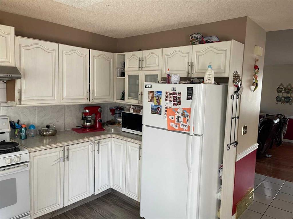 Picture of 497 HAWKSTONE Drive NW, Calgary Real Estate Listing