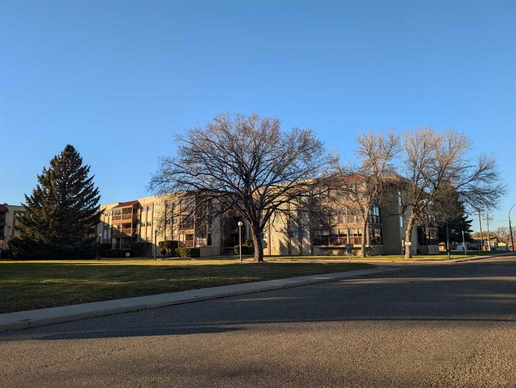 Picture of 102, 3090 15 Avenue SE, Medicine Hat Real Estate Listing