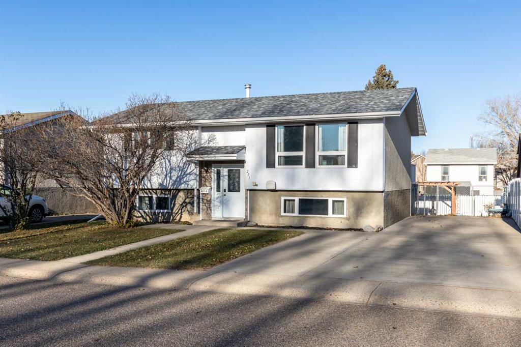 Picture of 271 Seven Persons Drive SW, Medicine Hat Real Estate Listing