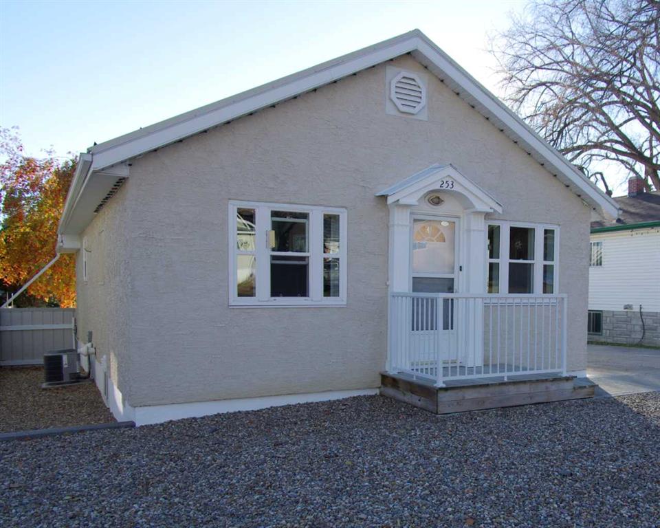 Picture of 253 4 Street NW, Medicine Hat Real Estate Listing