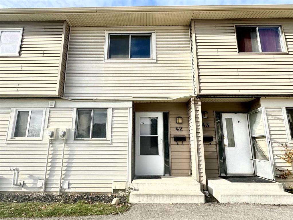 Picture of 42, 2519 38 Street NE, Calgary Real Estate Listing