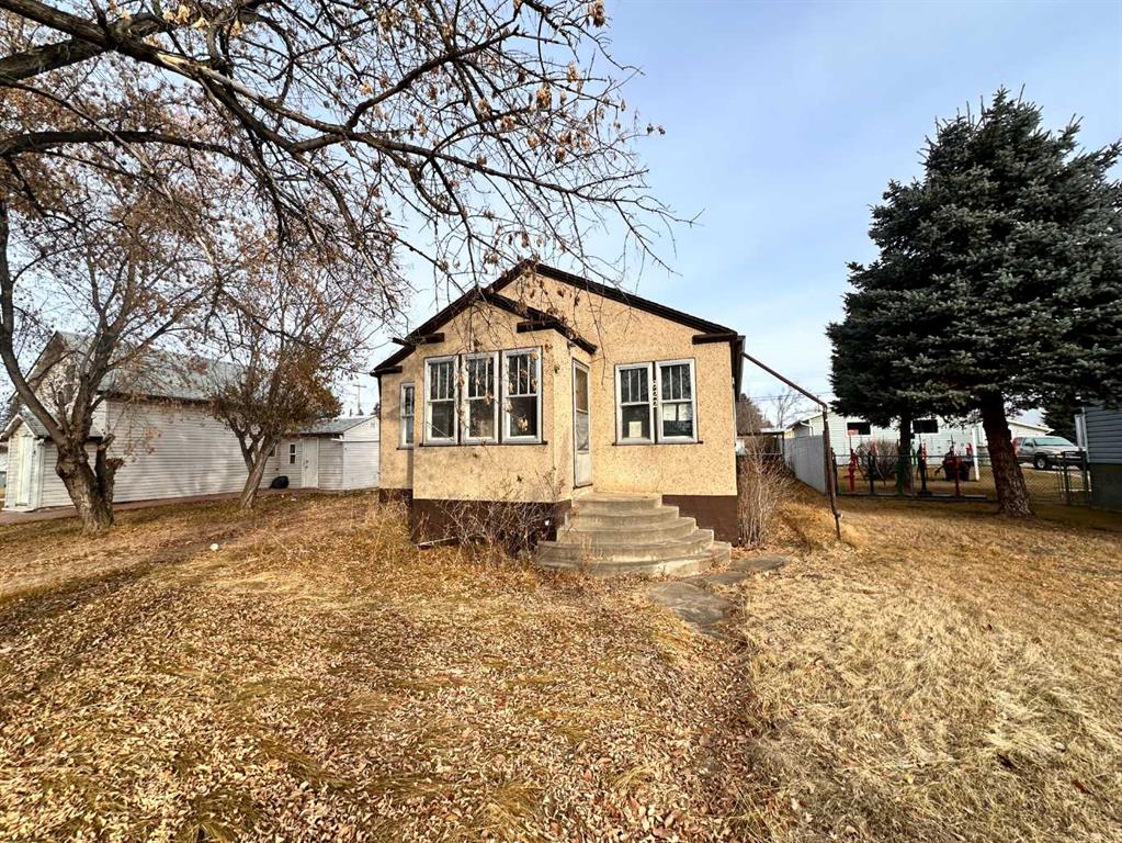 Picture of 822 5 Avenue , Wainwright Real Estate Listing