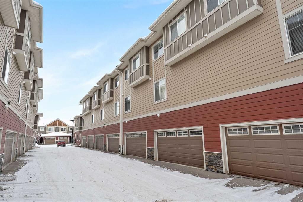 Picture of 52 West Coach Manor SW, Calgary Real Estate Listing