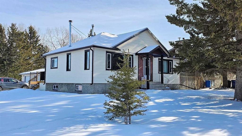 Picture of 717 1 Street NE, Sundre Real Estate Listing