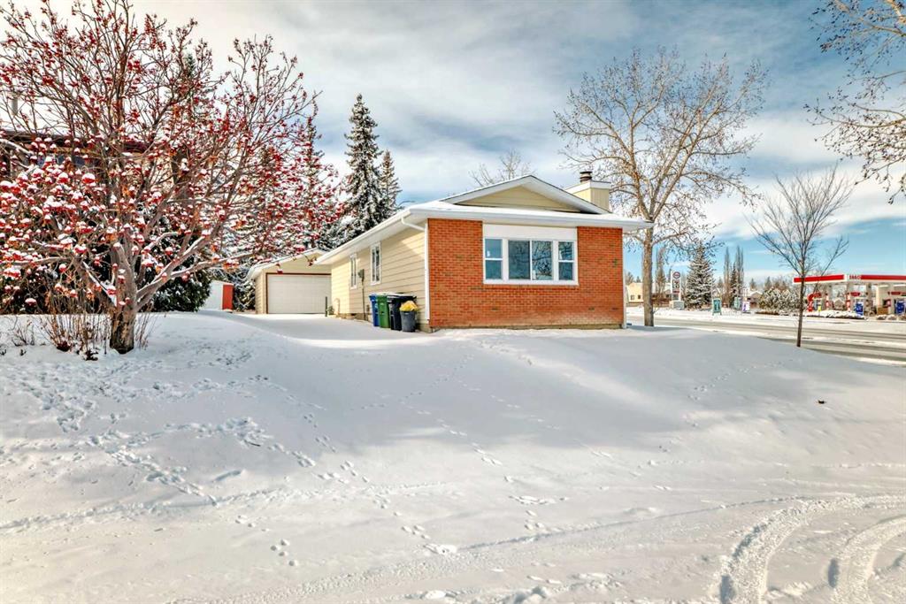 Picture of 47 Bearberry Crescent NW, Calgary Real Estate Listing