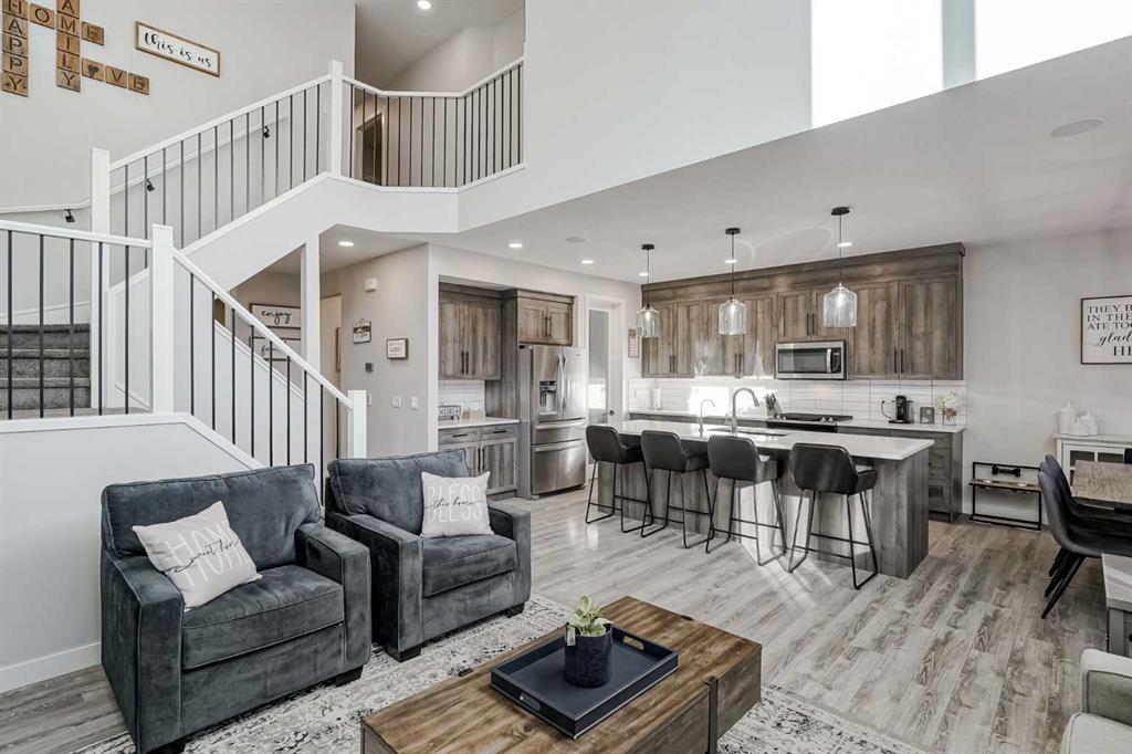 Picture of 122 Carringvue Manor NW, Calgary Real Estate Listing