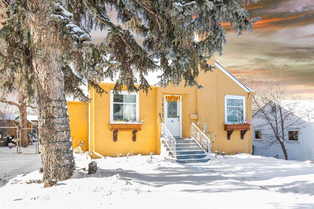 Picture of 1623 Summit Street SW, Calgary Real Estate Listing