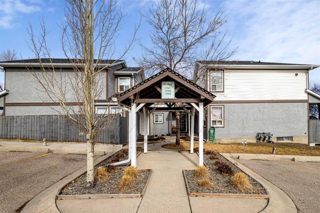 Picture of 1701 Signal Hill Green SW, Calgary Real Estate Listing