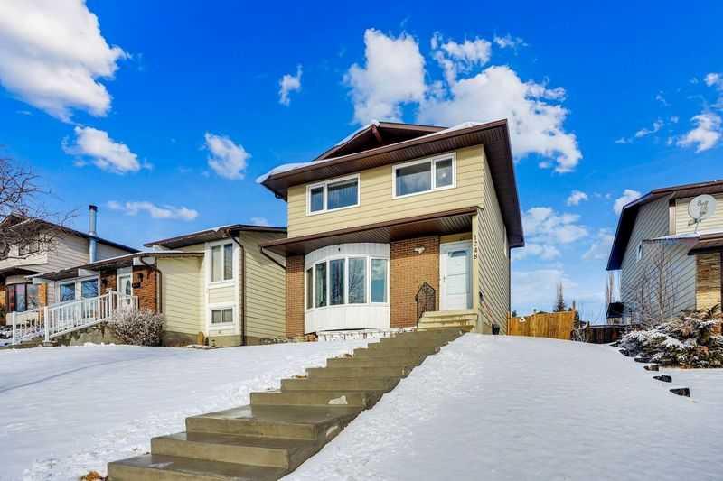 Picture of 1248 Berkley Drive NW, Calgary Real Estate Listing