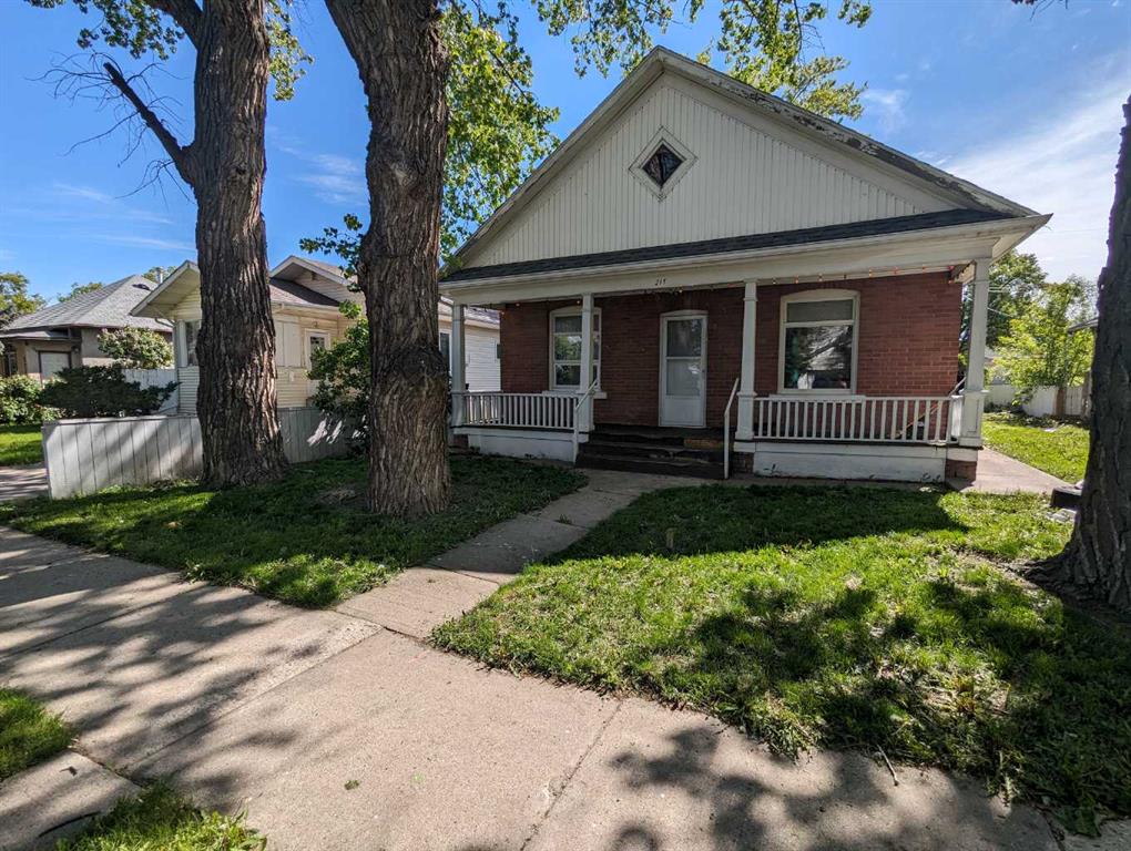 Picture of 215 15 Street N, Lethbridge Real Estate Listing