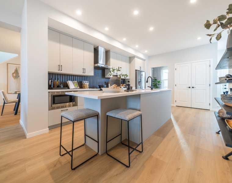 Picture of 945 Creekview Drive SW, Calgary Real Estate Listing