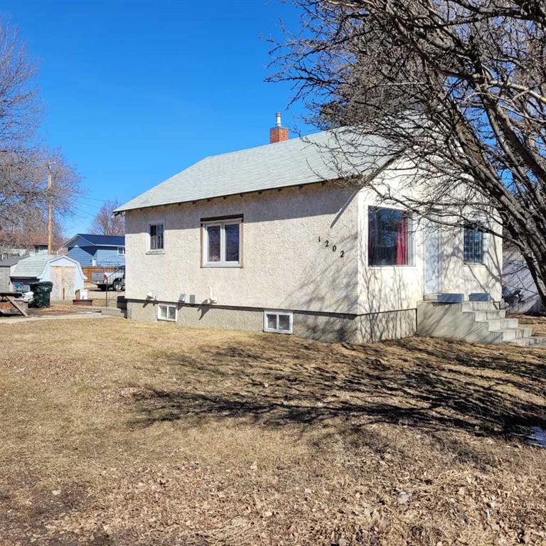 Picture of 1202 Bridge Street SE, Medicine Hat Real Estate Listing