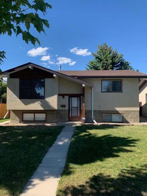 Picture of 1027 Lakemount Boulevard S, Lethbridge Real Estate Listing