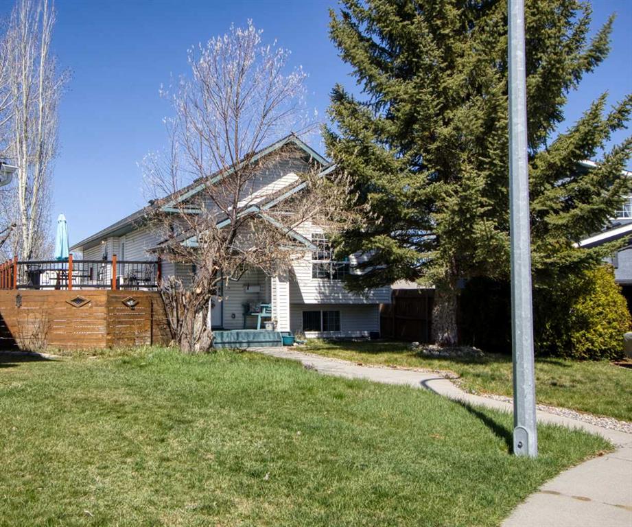 Picture of 22 Greenview Crescent , Strathmore Real Estate Listing