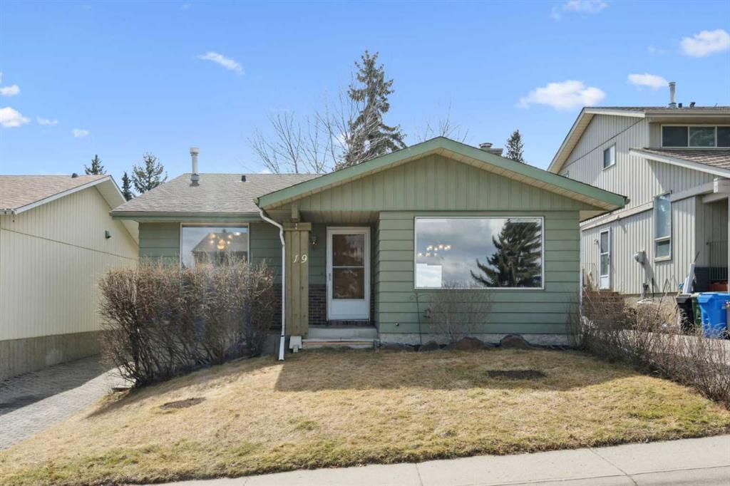 Picture of 19 Coach Manor Rise SW, Calgary Real Estate Listing